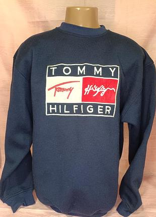 Винтажный свитшот tommy hilfiger глубокого синего цвета с крупным вышитым логотипом-флагом на груди.