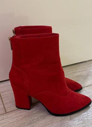 Яскраві червоні замшеві ботильйони river island на каблуці |  35.5–36 р.