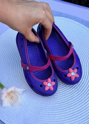 Фиолетовые детские балетки crocs модели keeley petal charm flat с розовым цветочным декором