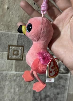 Это брелок-игрушка бренда ty из популярной серии beanie boo's в виде фламинго по имени гил...