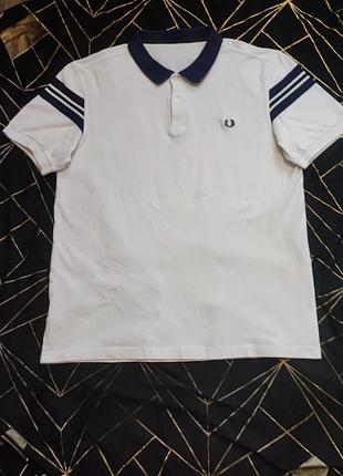 Белое поло от fred perry с полосками на рукавах.
