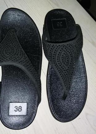 Симпатичні чорні замшеві шльопанці -в'єтнамки в стилі fitflop р.38-38,5 (25см)