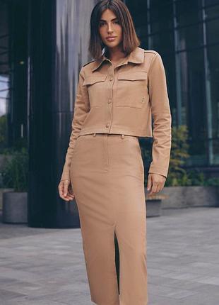 Жіночий комплект укорочений піджак зі спідницею карамельного кольору xxl-3xl