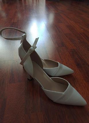 Женские босоножки
