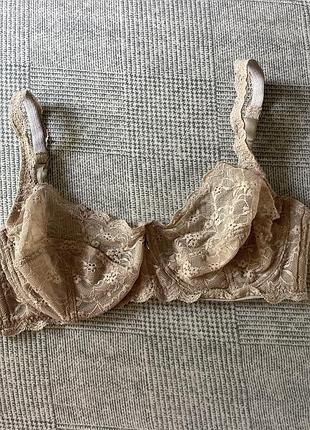 Кружевной бюстгальтер-балконет intimissimi в бежевом (нюдовом) цвете.