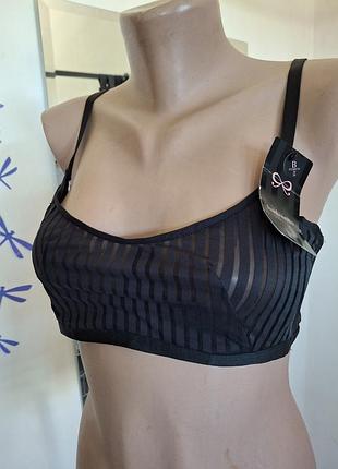 Черный бюстгальтер-топ hunkemöller с прозрачными полосками и фигурной чашкой.