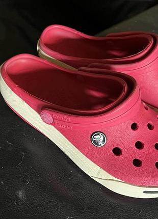 Червоні малинові шльопки крокси crocs m5w7