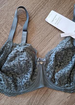 Бюстгальтер від бренду hunkemöller виконаний у темно-зеленому кольорі з мереживною структурою.