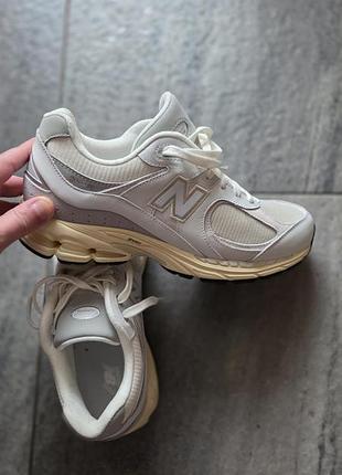 New balance 2002r бежевого цвета