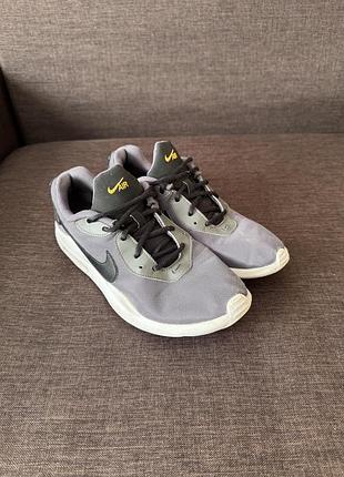 Сірі спортивні кросівки nike