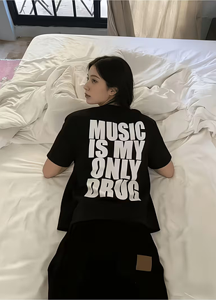 Унисекс футболка с надписью "music is my only drug" - черный фон с белым принтом, термотрансфер, мягкая футболка из 100% полиэстера, высококачественна
