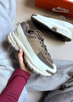 Стильні жіночі кросівки nike air zoom vomero roam light bone mink brown