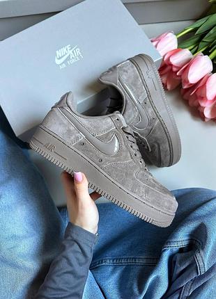 Стильні жіночі кросівки nike air force 1 '07 mink brown