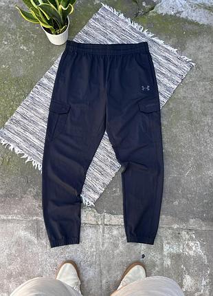 Чорні спортивні штани under armour джогери з накладними кишенями з маленьким логотипом