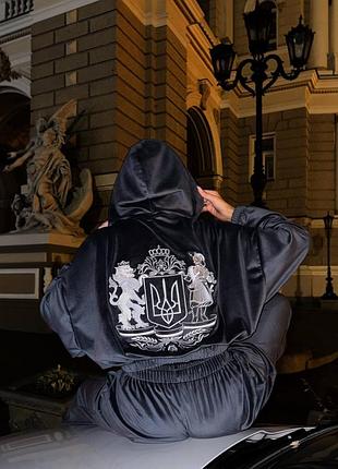 Стильний велюровий костюм з вишитим гербом