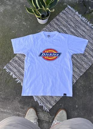 Вінтажна базова біла футболка dickies з великим логотипом на грудях