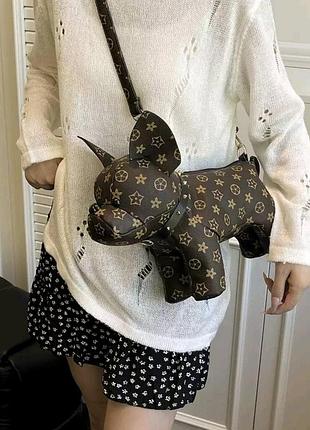 Жіноча сумка у формі собаки коричнева принт у стилі louis vuitton monogram - із характерними квітковими елементами та символами lv