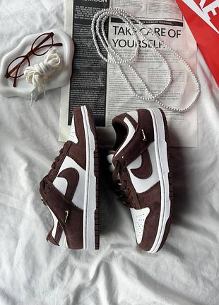 Стильні жіночі кросівки nike sb dunk low sail red sepia-metallic gold