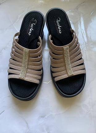 Skechers rumblers — жіночі шльопанці на танкетці, оригінал