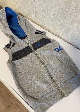 Легенька жилетка на тоненькому флісі від бренду adidas для хлопчика 2-3 роки.