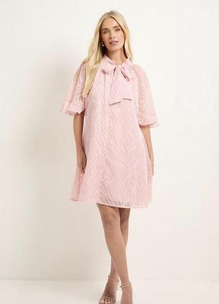 Ця сукня від преміальної лінійки w collection від wallis ніжно рожевого кольору, фактурна ткани