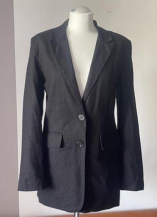Чорний жіночий блейзер класичного крою має два ґудзики та кишені з клапанами.