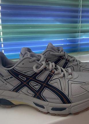 Кроссовки asics gel-kahana 8 в расцветке glacier grey/grand shark с оранжевыми акцентами.