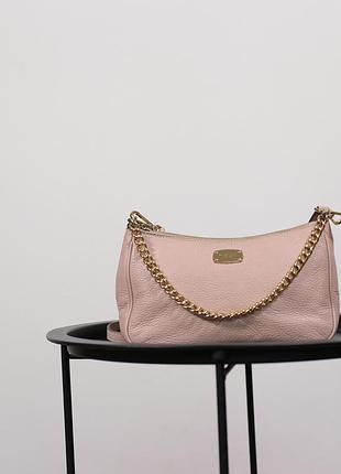 Жіноча сумка крос-боді від michael kors у пудровому рожевому кольорі