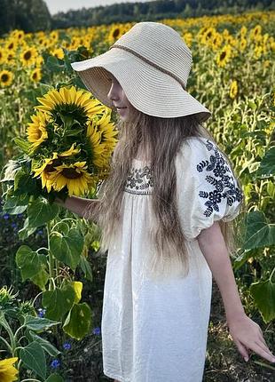 Неймовірна сукня з льону бежева з чорним візерунком для дівчинки