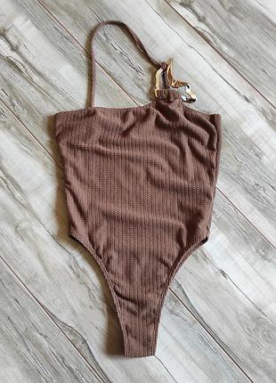 Шоколадний фактурний купальник prettylittlething з золотою деталлю (xxs / eu 32 / uk 4)