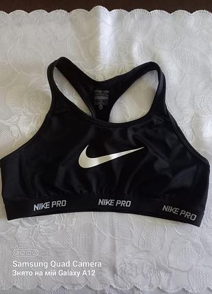 Молодіжний топ nike з подвійною тканиною на грудях на спині подвійна сітка розміри:
довжина 27 см п о під грудьми 33 мм а при розтягуванні 40 см