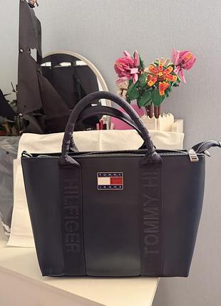Сумка tommy jeans жіноча брендова — темно-синя, 25×21×10 см, з ремінцем сумка tommy jeans женская брендовая — тёмно-синяя, 25×21×10 см, с ремешком