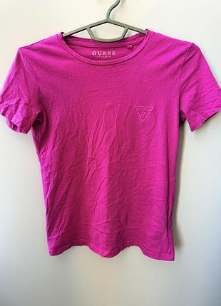 Класна футболка від guess