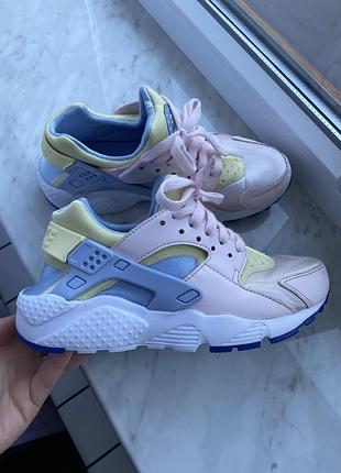Кросівки nike huarache run у забарвленні pearl pink/cobalt bliss 35,5(22см)
