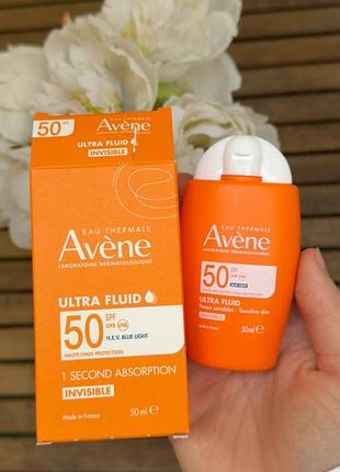 Сонцезахисний флюїд avene ultra fluid invisible spf 50+ об'ємом 50 мл забезпечує високий захист від uva/uvb променів та синього світла