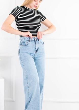 Светло - олубые базовые джинсы с необработанным низом свободного кроя с застёжкой на пуговицах от mango