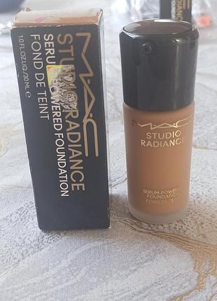 Тональна основа-сироватка mac studio radiance nc47, нова