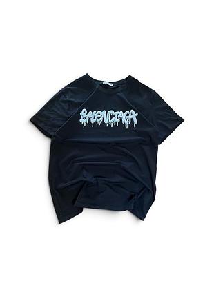 Стильна чорна футболка balenciaga з великим фірмовим принтом спереду. якісний матеріал, приємна до тіла тканина, чудово підійде для регулярного носіня