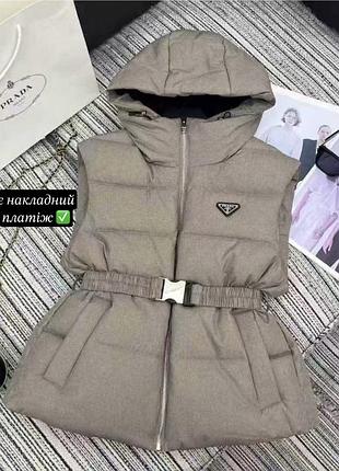 Жилет жилетка жіноча prada бежева з капюшоном та поясом