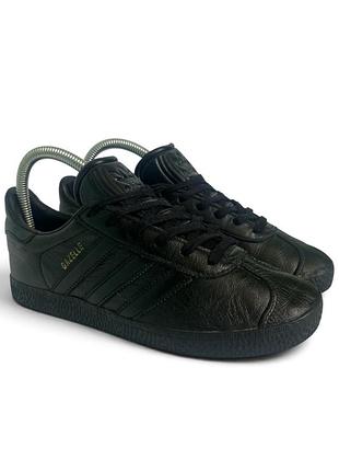 Оригінальні кросівки adidas gazelle у повністю чорному кольорі. верх виконаний із натуральної шкіри, класична модель, яка чудово підходить для носіння