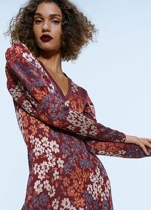 Плаття zara floral jacquard knit dress
размер s
цвет maroon
длинные рукава
v-neck
жаккардовый цветочный трикотаж-эластичный.