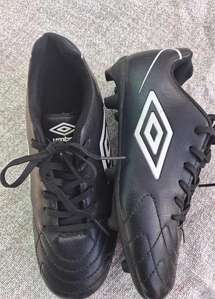 Футбольные бутсы umbro attaccante черного цвета с белым логотипом по бокам