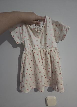 Светло-бежевое платье от zara из хлопковой ткани с вафельной текстурой и украшено мелким цветочным принтом