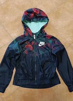 Дитяча вітровка дощовик nike girls' sportswear windrunner jacket з ботанічним/квітковим принтом.