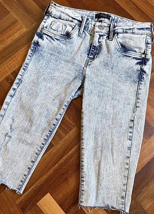 Світлі джинсові стрейчові капрі river island