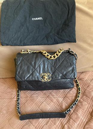 Чорна шкіряна сумка від chanel для жінок. вигідна пропозиція за привабливою ціною. без дефектів