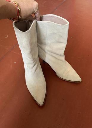 Світлі жіночі замшеві ботильйони/чоботи-козаки бренду bronx