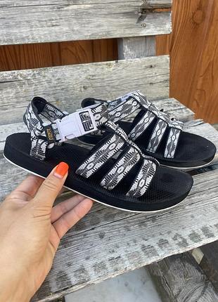 Босоніжки. бренд teva
