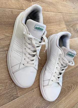 Кеди adidas originals білого кольору, розмір 41,5 (26 см). без устілок,задніки цілі.повністю ціліпостірані