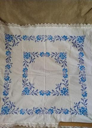Вишита  маленька скатертина  70×70